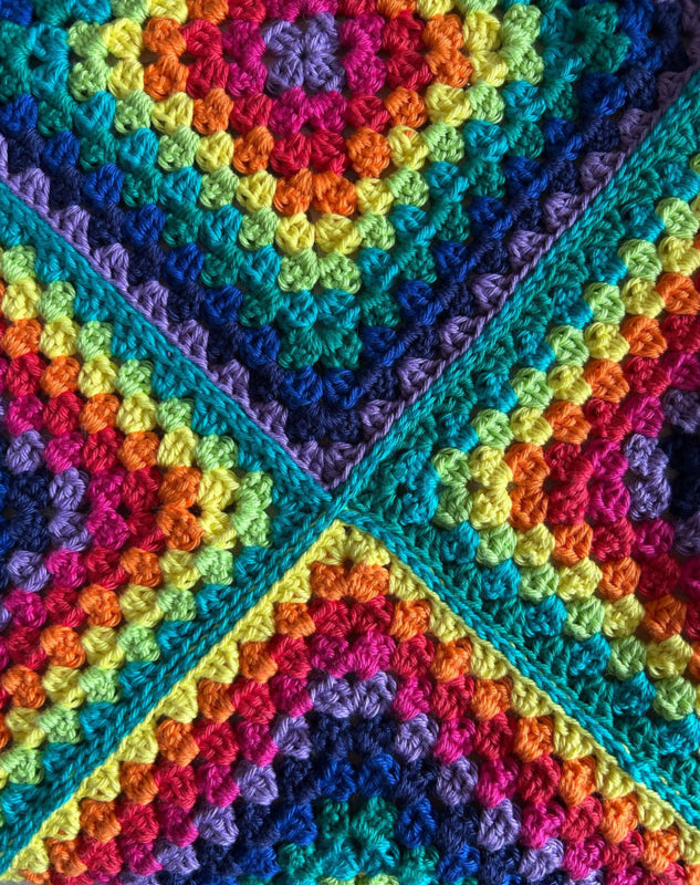 Gelukskleed in Granny Square gehaakt