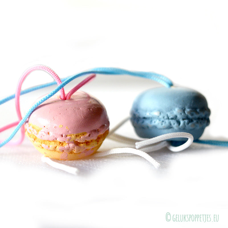 Die leckeren Macarons sind rosa und blau