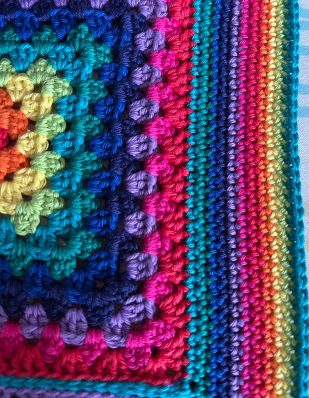 Gelukskleed in Granny Square gehaakt