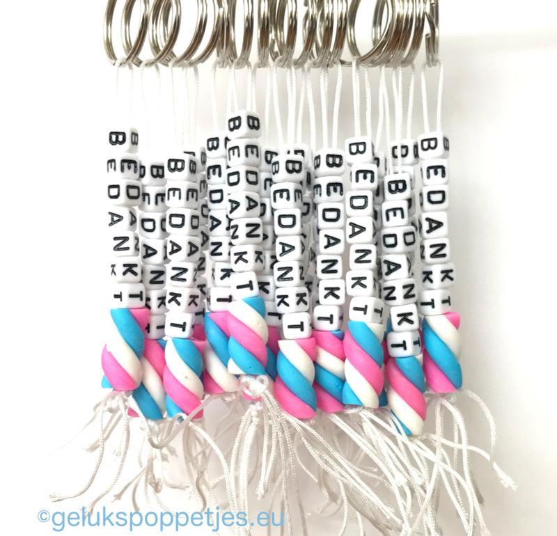 Sleutelhanger bedankt sich mit gelukspoppetje gedraaid spekje