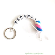 Sleutelhanger bedankt sich mit gelukspoppetje gedraaid spekje