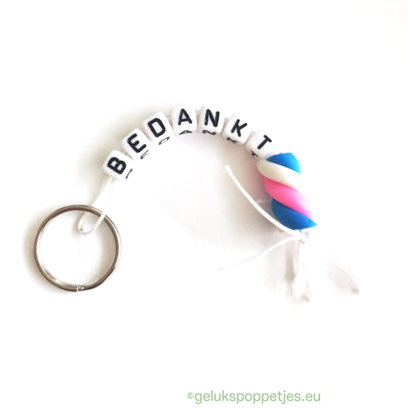 Sleutelhanger bedankt sich mit gelukspoppetje gedraaid spekje