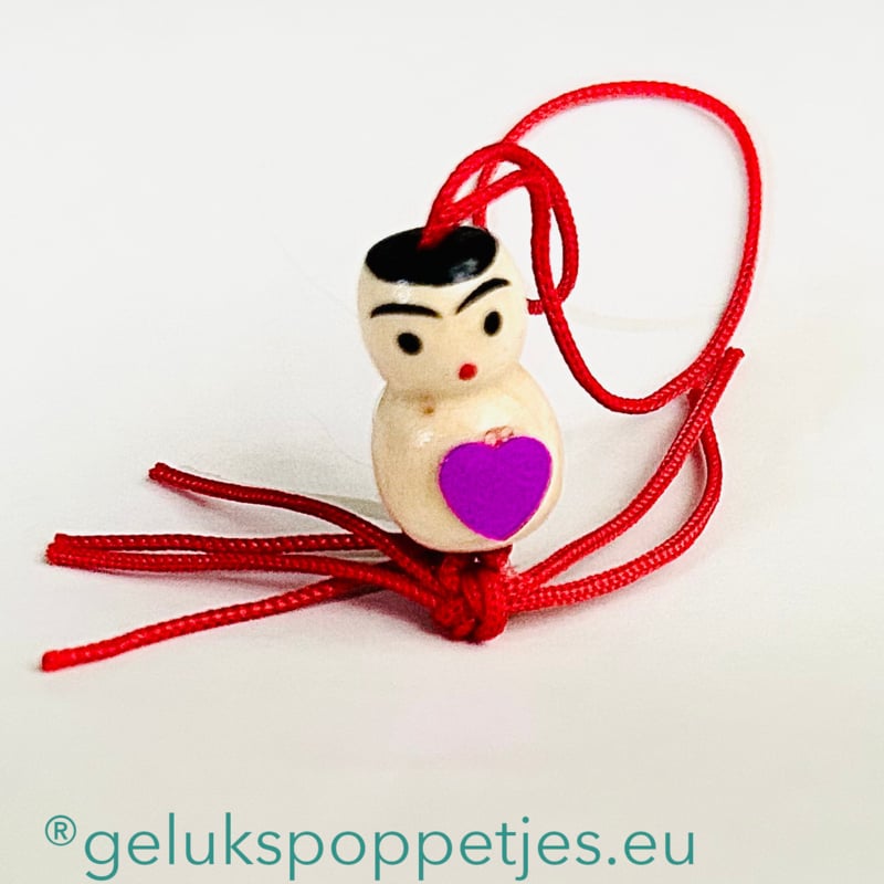 Gelukspoppetje mit ein paar Herzen auf dem Buik