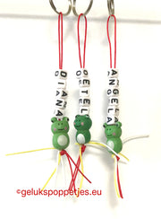 Sleutelhanger oetel met gelukspoppetje kikker en oetel touwtjes