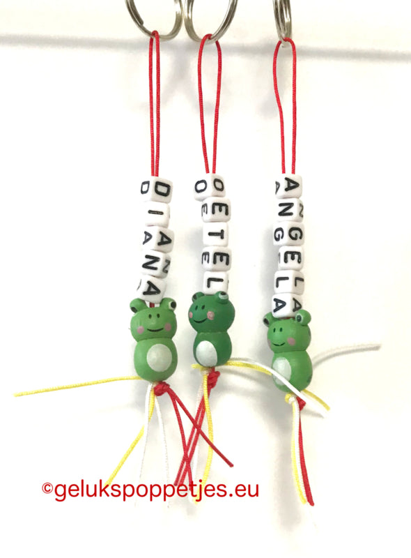 Sleutelhanger oetel met gelukspoppetje kikker en oetel touwtjes