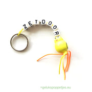 Der Sleutelhanger hat eine Tür mit gelukspoppetje vogeltje