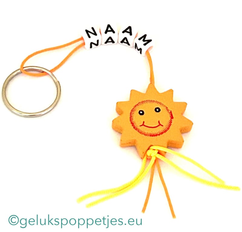 Naam sleutelhanger met gelukspoppetje zon