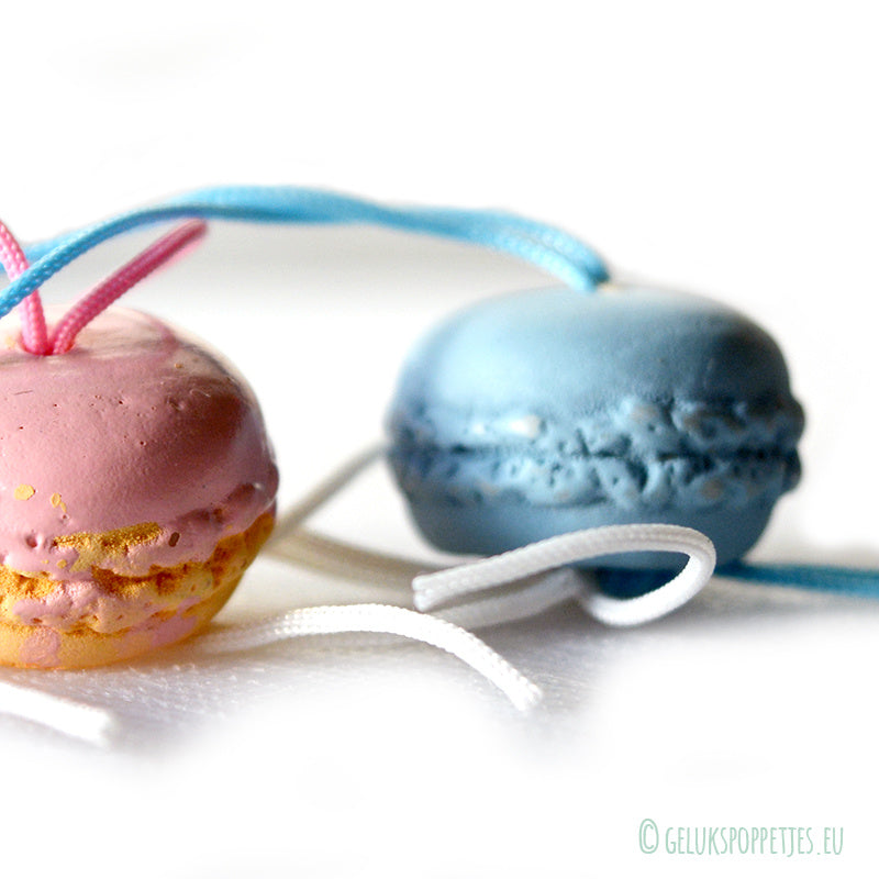 Die leckeren Macarons sind rosa und blau