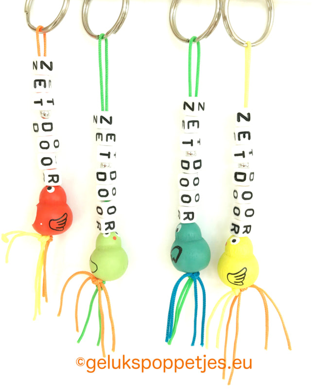 Der Sleutelhanger hat eine Tür mit gelukspoppetje vogeltje