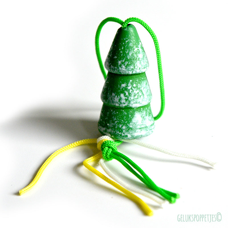 Gelukspoppetje kerstboom met sneeuw