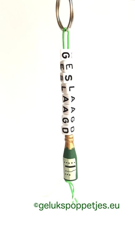 Der Sleutelhanger ist mit Gelukspoppetje Wijnflesje versehen
