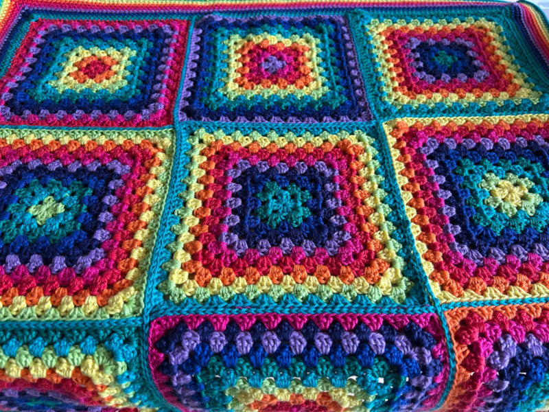 Gelukskleed in Granny Square gehaakt