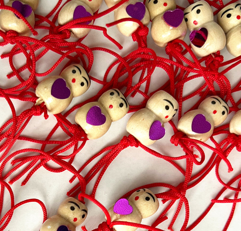 Gelukspoppetje mit ein paar Herzen auf dem Buik