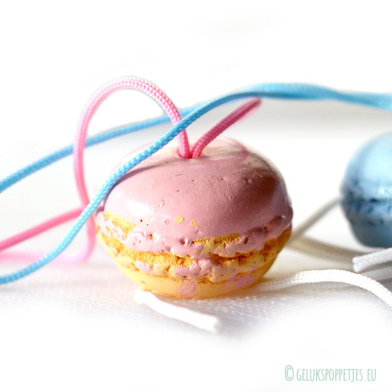 Die leckeren Macarons sind rosa und blau