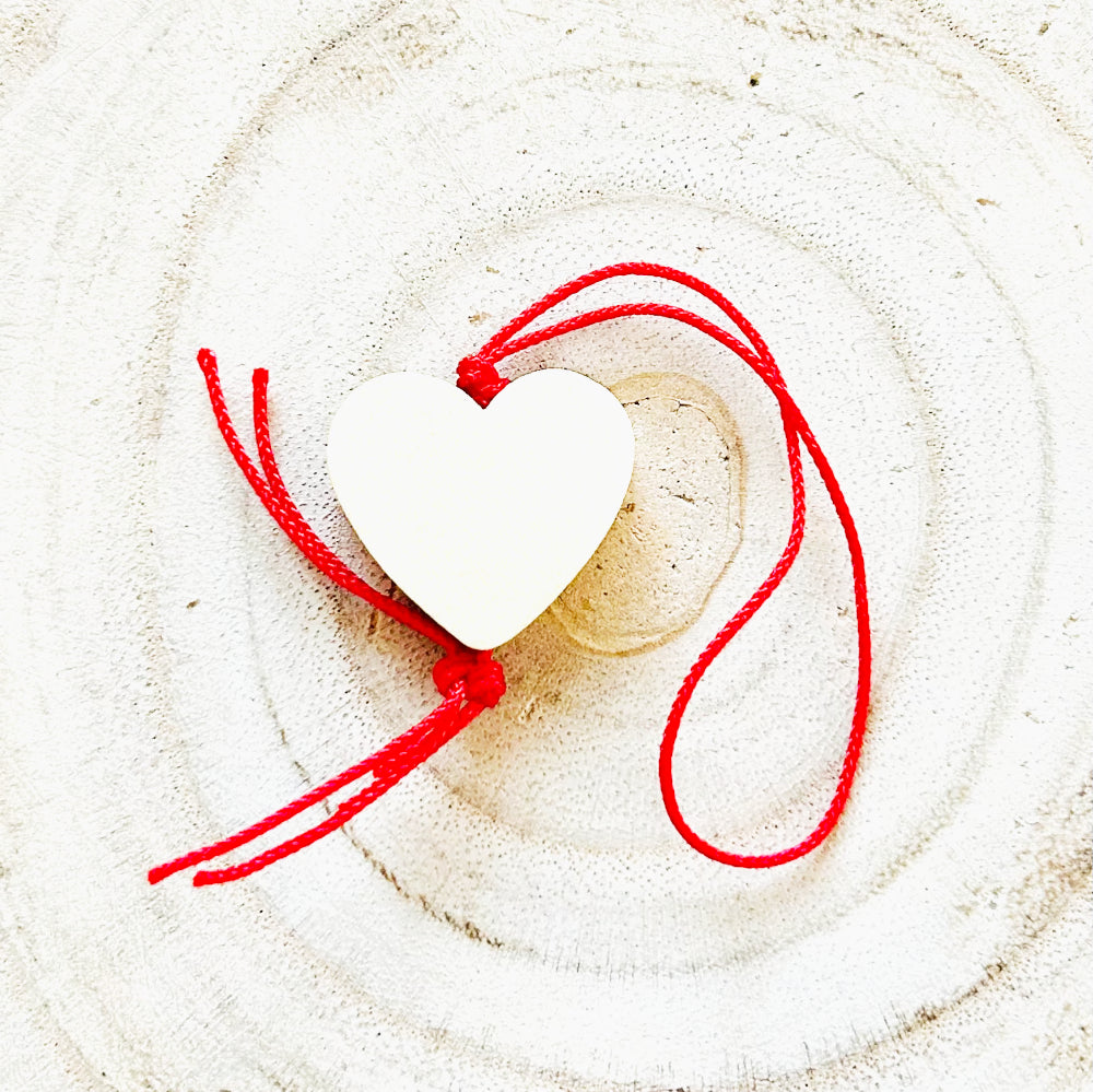 Glücksbringer Holzherz mit rotem Bändchen